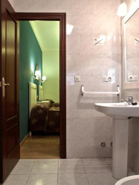 Hostal El Caballo Blanco Osuna Esterno foto